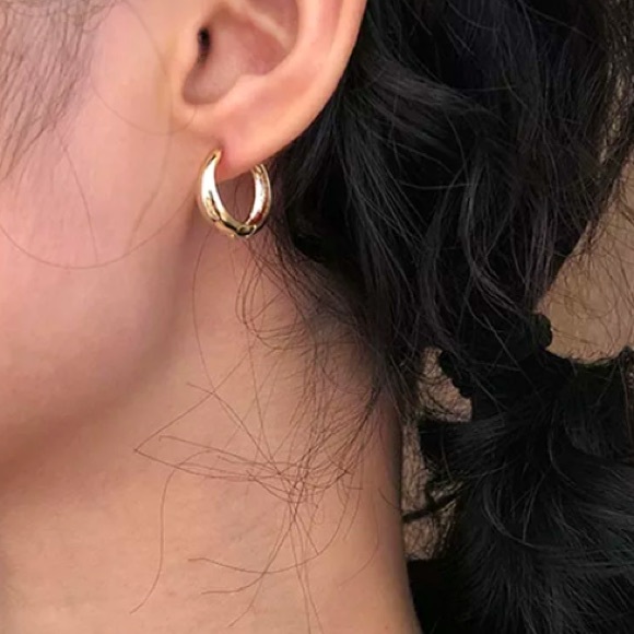 ⭐️Insta minimalist hoop earrings - Picture 4 of 5